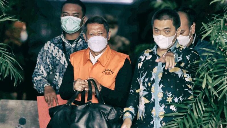 Mantan Direktur Utama PT Pelindo II (Persero) Richard Joost Lino mengenakan rompi tahanan usai diperiksa di gedung KPK, Jakarta, Jumat (26/3/2021). Foto BeritaSatuPhoto/Joanito De Saojoao