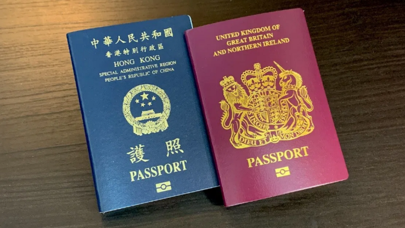 Paspor luar negeri Inggris atau British National (Overseas) dan paspor Hong Kong. ( Foto: Asia Times )