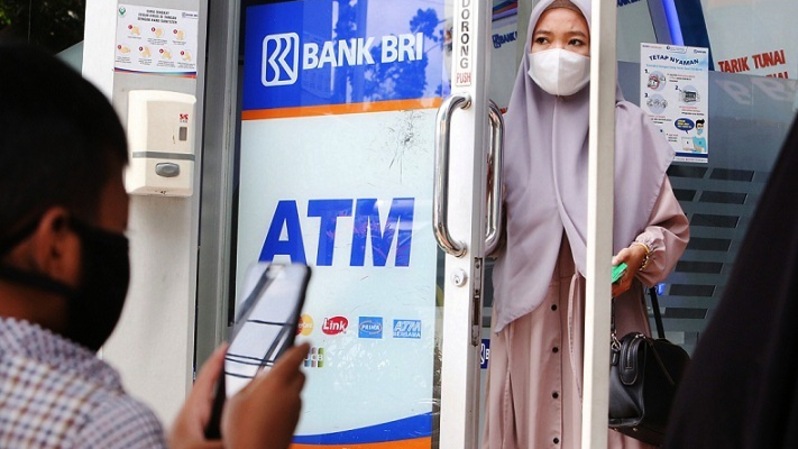 Nasabah Bank BRI keluar dari ATM Galeri usai menarik uang di Jakarta. Foto ilustrasi: Beritasatu Photo/Uthan AR