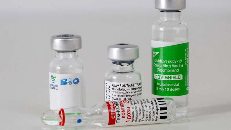 Deretan botol vaksin Covid-19 buatan berbagai negara yang berada di pusat vaksinasi Beograd di Serbia, (kiri-kanan): Sinopharm Group Co., Sputnik V buatan Rusia, Pfizer Inc. dan BioNTech SE, serta Oxford-AstraZeneca (Covishield India). ( Foto: OLIVER BUNIC / AFP )
