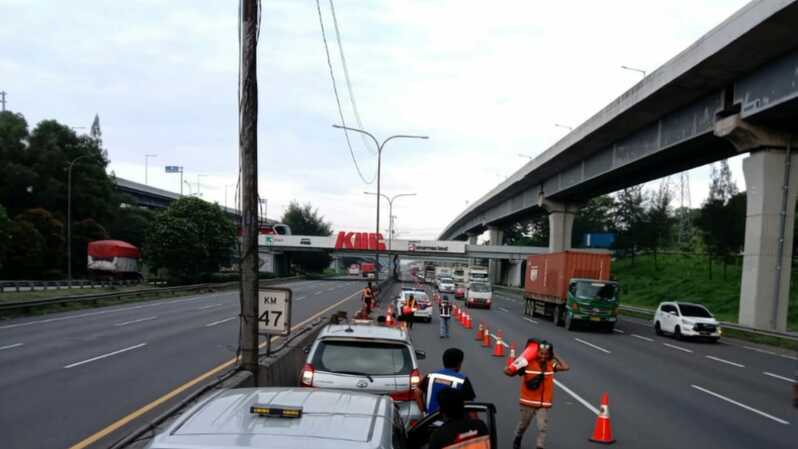 Jasa Marga hentikan rekayasa lalu lintas di Tol Jakarta-Cikampek, Jumat (2/4/2021) petang.