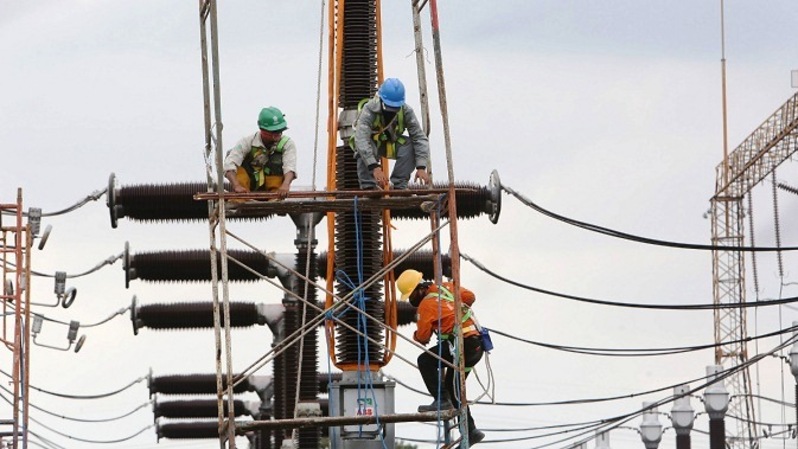 Petugas memperbaiki instalasi listrik di gardu trasmisi Cinere, Depok, belum lama ini. Foto ilustrasi:  Beritasatu Photo/Uthan AR