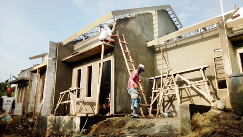 Pekerja sedang menyelesaikan bagunan perumahan di Sawangan, Depok, Jawa Barat/ Foto ilustrasi: Beritasatu Photo/Uthan AR