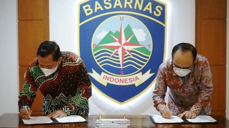 Direktur Utama Jasa Marga Subakti Syukur dan Kepala BASARNAS Marsekal Muda TNI Henri Alfiandi menandatangani MoU di Gedung BASARNAS, Kemayoran, Jakarta (16/4). 