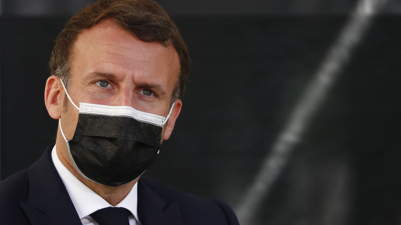 Presiden Prancis Emmanuel Macron memakai masker. ( Foto: GUILAUME HORCAJUELO / POOL / AFP )