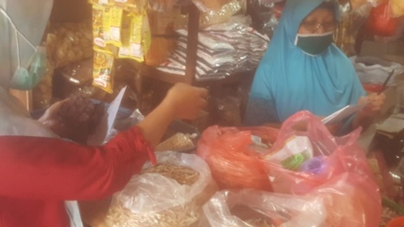 seorang pedagang melayani pelanggan di pasar Kedip, Jatayu, Kebayoran Lama Jakarta Selatan. Bulog memiliki peran strategis untuk menjaga ketahanan pangan

