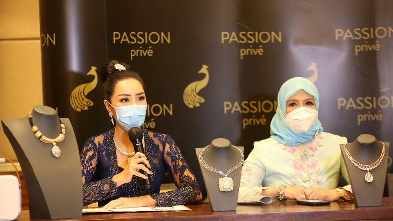 COO Passion Prive, Airyn Tanu (kiri) dan penasehat Darmawanita Kemenparekraf Nur Asia Sandiaga Uno (kanan) memperlihatkan perhiasan koleksi Passion Prive yang terinspirasi lima destinasi wisata Indonesia