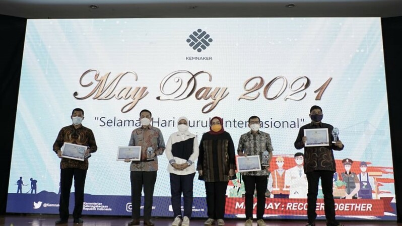 Pemberian penghargaan oleh Kementerian Ketenagakerjaan kepada PT Telkom Indonesia (Persero) Tbk (Telkom) dalam rangka memperingati Hari Buruh Internasional di Balai Besar Pengembangan Latihan Kerja (BBPLK) Bekasi, Sabtu, 1 Mei 2021. (Foto: Dok. Telkom)
