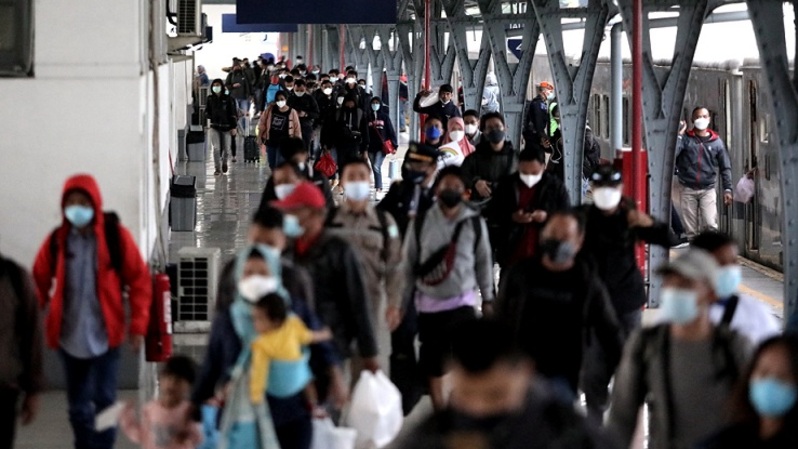 Sejumlah penumpang kereta api jarak jauh tiba di stasiun Pasar Senen, Jakarta Pusat, Selasa (18/5/2021). BeritaSatuPhoto/Joanito De Saojoao