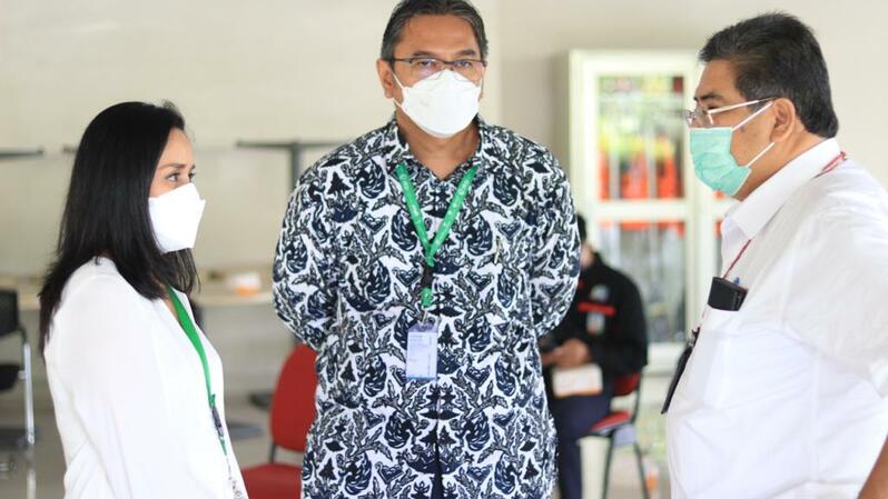 (kiri-kanan): Direktur RSU Bunda Jakarta dr. Feronika Hardanti, MARS; Managing Director Bundamedik Healthcare System (BMHS) Nurhadi Yudiyantho, SE, Ak sedang berkoordinasi untuk  memastikan pelaksanaan program Vaksinasi Gotong Royong PT Toyota Motor Manufacturing Indonesia (TMMIN)  berjalan lancar dan aman, dengan tetap melaksanakan protokol kesehatan dan pengawasan ketat selama kegiatan vaksinasi berlangsung. ( Foto: Istimewa ) 
