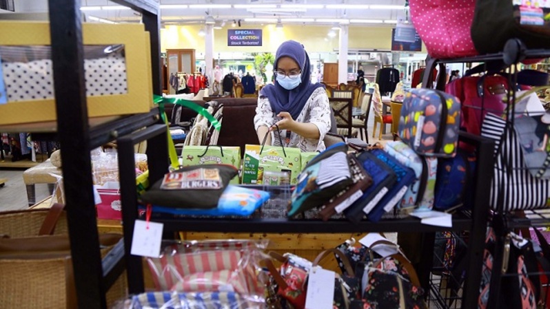 Pengunjung melihat produk UKM yang dipamerkan disalah satu pusat belanja di Serpong, Tangerang Selatan. Foto ilustrasi: BeritaSatu Photo/Mohammad Defrizal