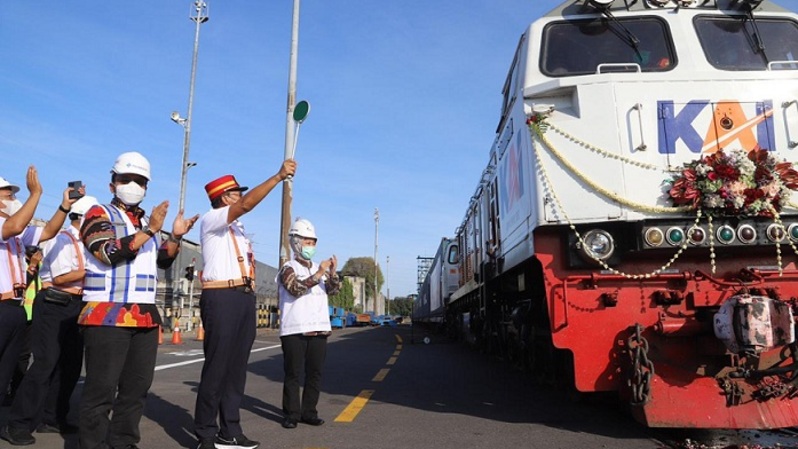 Peresmian reaktivasi angkutan logistik kereta api dari Terminal Petikemas Surabaya ke Stasiun Kalimas di kawasan Pelabuhan Tanjung Perak Surabaya, Kamis (3/6/2021). Foto: Istimewa