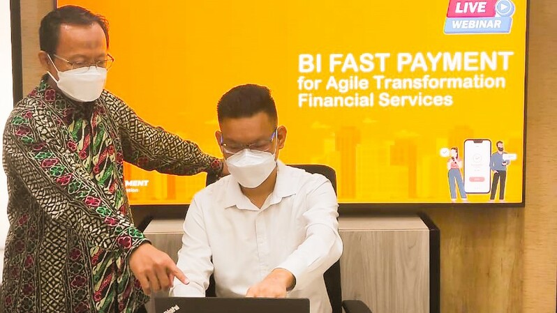 Div Head e-Channel Solution Achmad Fakhrudin (kanan) dan Dept Head of BI Solution & Regulation Multipolar Technology Suhenderi (kiri) sedang berbincang mengenai regulasi penerapan BI Fast Payment di sektor perbankan di sela webinar BI Fast for Agile Transformation Financial Services. (IST)