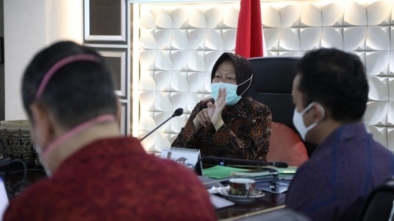 Menteri Sosial Tri Rismaharini rapat pembahasan pembangunan pasca bencana banjir bandang NTT di Jakarta, Jumat (4/6/2021).