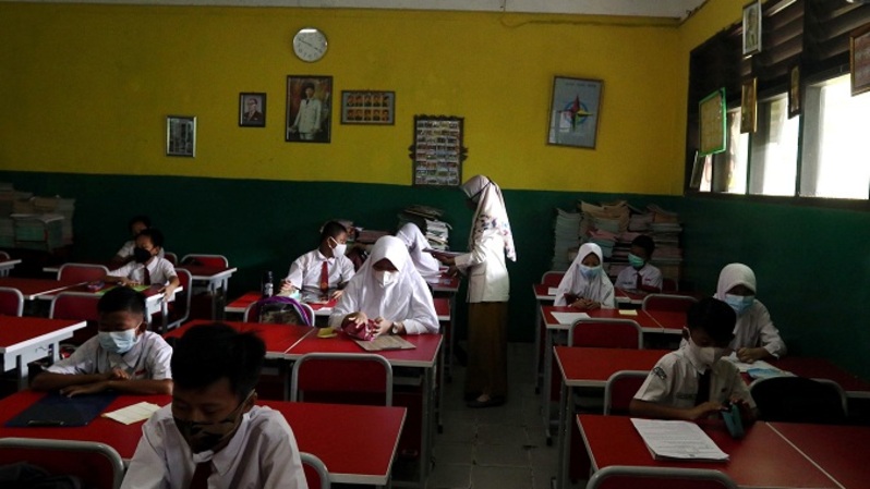 Siswa siswi mengikuti ujian penilaian akhir sekolah, secara tatap muka di SD Negeri Kota Baru 3 Bekasi, Jawa Barat, Selasa (8/6/3021). Foto ilustrasi: BeritaSatuPhoto/Joanito De Saojoao