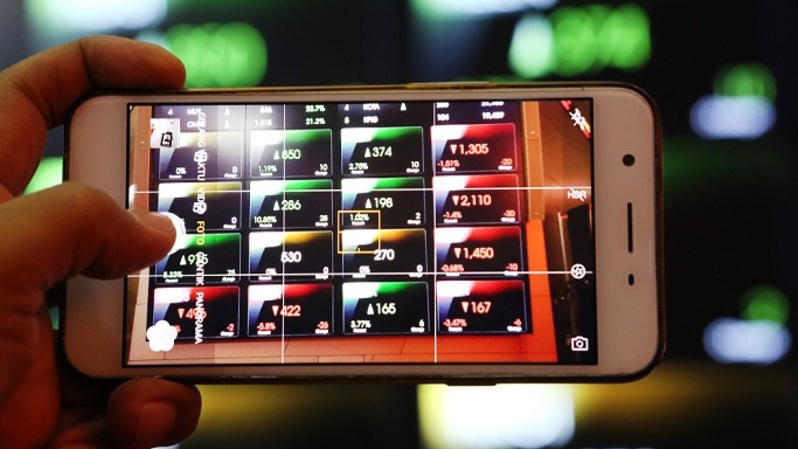 Pengunjung memotret monitor indeks saham mengunakan ponsel di Bursa Efek Indonesia, Jakarta. Foto ilustrasi:  Beritasatu Photo/Uthan AR