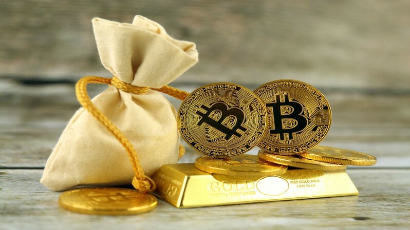 Ilustrasi bitcoin dan emas batangan. ( Foto: irishtechnews.ie )