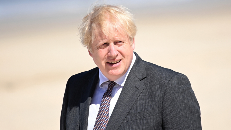 Perdana Menteri Inggris Boris Johnson menunggu untuk menyambut para pemimpin selama KTT G-7 di Carbis Bay, Cornwall, pada 12 Juni 2021. ( Foto: Leon Neal / POOL / AFP )