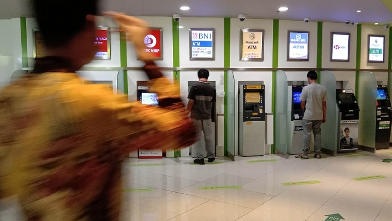 Nasabah melakukan transaksi menggunakan mesin anjungan tunai mandiri (ATM) di sebuah pusat perbelanjaan di Jakarta. Foto ilustrasi:  BeritaSatu Photo/Mohammad Defrizal