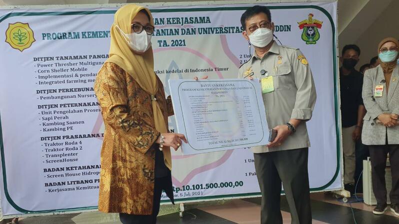Menteri Pertanian (Mentan) Syahrul Yasin Limpo menyerahkan bantuan program kepada Universitas Hasanuddin (Unhas) berupa alat mesin dan sarana pertanian dengan total nilai sebesar Rp10,1 miliar di Unhas, Makassar, Senin 5 Juli 2021. (Foto: Dok. Kemtan)