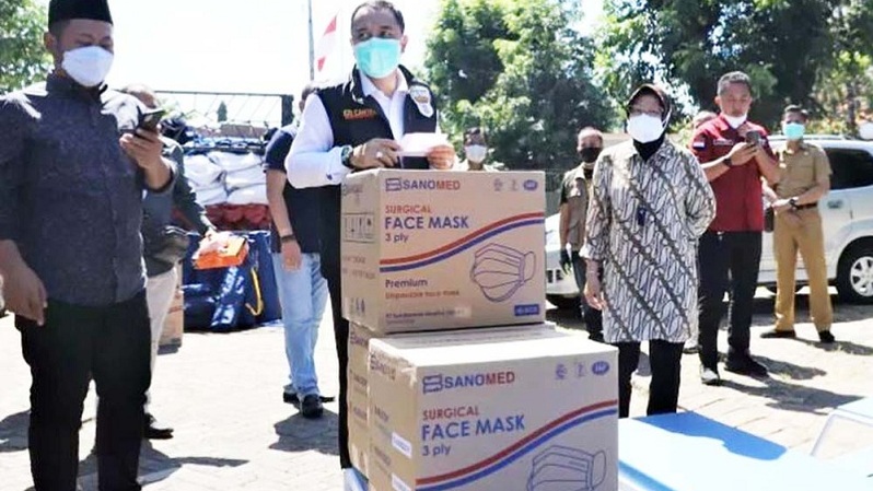 Menteri Sosial Tri Rismaharini, Wali Kota Surabaya Eri Cahyadi dan Bupati Gresik Fandi Akhmad Yani usai penyerahan bantuan penanganan Covid-19 di Surabaya, Senin (5/7/2021).  Foto: Istimewa