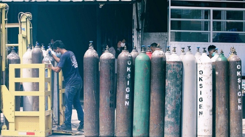 Pekerja menurunkan tabung oksigen medis kosong yang akan diisi ulang di depo oksigen, di kawasan Jalan Minagkabau, Jakarta Selatan, Rabu (7/7/2021). Foto: BeritaSatuPhoto/Joanito De Saojoao