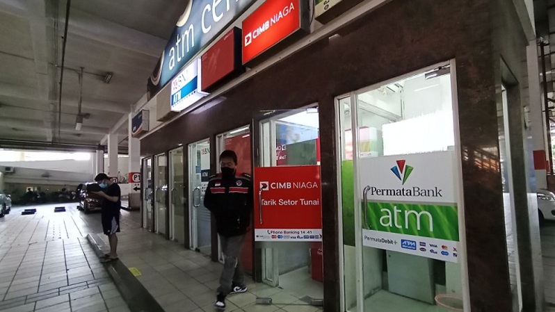 Nasabah usai bertransaksi menggunakan mesin anjungan tunai mandiri (ATM) di Serpong, Tangerang, Banten. Foto ilustrasi:  BeritaSatu Photo/Mohammad Defrizal