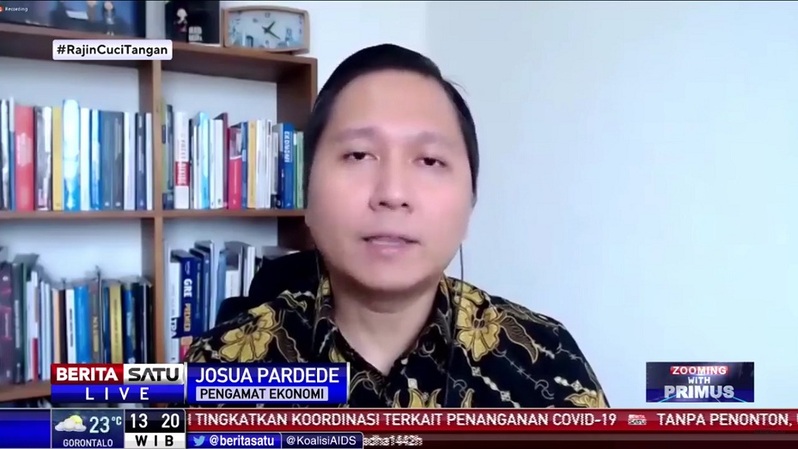 Pengamat Ekonomi Josua Pardede, dalam acara Zooming With Primus dengan tema Mencari Solusi Penanganan Pinjol Ilegal Live di Beritasatu TV, Kamis, 22 Juli 2021 di Jakarta. Foto: Beritasatu Photo/Uthan AR 