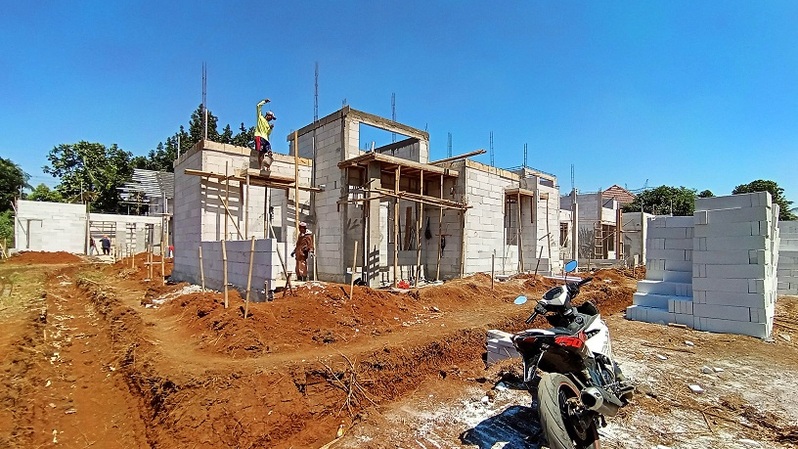 Pekerja menyelesaikan pembangunan perumahan di Gunung Sindur, Kabupaten Bogor, Jawa Barat, Selasa (27/7/2021). Foto ilustrasi:  BeritaSatu Photo/Mohammad Defrizal