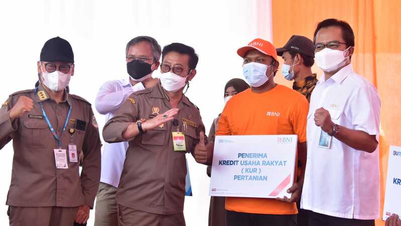 Menteri Pertanian (Mentan) Syahrul Yasin Limpo menyalurkan kredit usaha rakyat (KUR) sebesar Rp 1 miliar ke petani di Kabupaten Serang, Banten, Selasa 27 Juli 2021. (Foto: Dok. Kemtan)