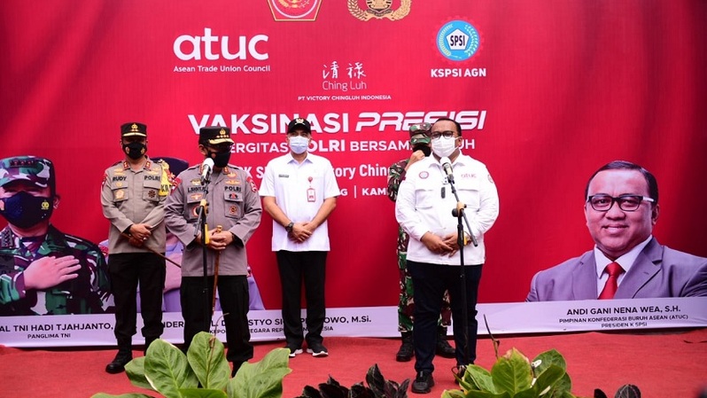 Program vaksinasi gratis diselenggarakan di Pimpinan Unit Kerja Federasi Serikat Pekerja Tekstil, Sandang dan Kulit Serikat Pekerja Seluruh Indonesia (PUK SP TSK SPSI) PT Victory Chingluh, Tangerang, Kamis (29/7). 