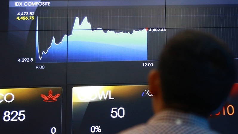 Pengunjung melihat  pergerakan saham di layar elekronik Bursa Efek Indonesia (BEI), di Jakarta.  Foto ilustrasi:  BeritaSatu Photo/Mohammad Defrizal 