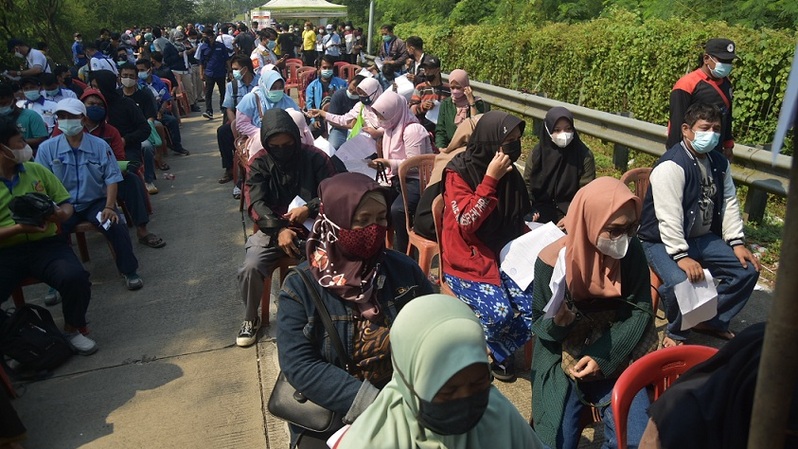 Polrestro Bekasi menggelar vaksinasi Covid-19 buruh di Omah Buruh di Kawasan Industri MM2100, Cikarang Selatan, Kamis, 29 Juli 2021. Foto ilustrasi BeritaSatu Photo