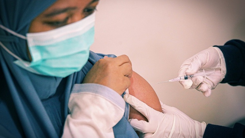 Warga menerima vaksinasi Covid-19 Pfizer di  Puskesmas Lebak Bulus, Jakarta Selatan.   Foto ilustrasi:  BeritaSatuPhoto/Joanito De Saojoao