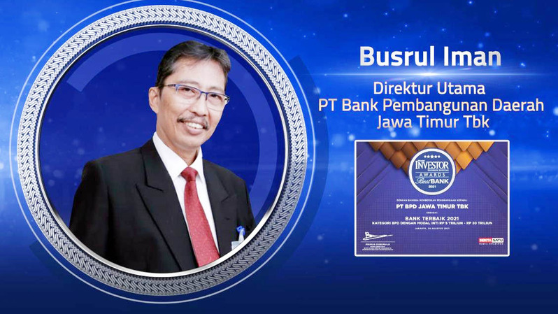 Direktur Utama Bank Jatim, Busrul Iman dengan penghargaan Bank Jatim sebagai Bank Terbaik 2021 untuk kategori BPD dengan Modal Inti Rp 5 triliun-Rp 30 triliun di ajang Penghargaan Bank Terbaik 2021yang diadakan secara virtual oleh Majalah Investor. (Ist)