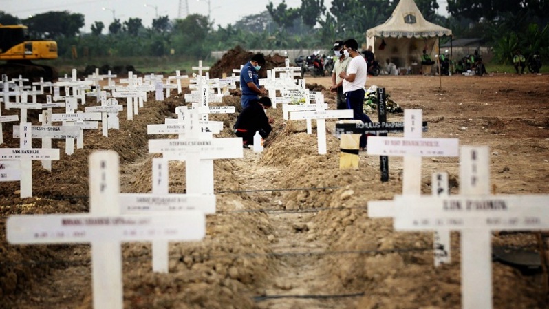 Kerabat keluarga berziarah di pemakaman khusus Covid-19 TPU Rorotan, Jakarta Utara.. Foto ilustrasi:  BeritaSatuPhoto/Joanito De Saojoao