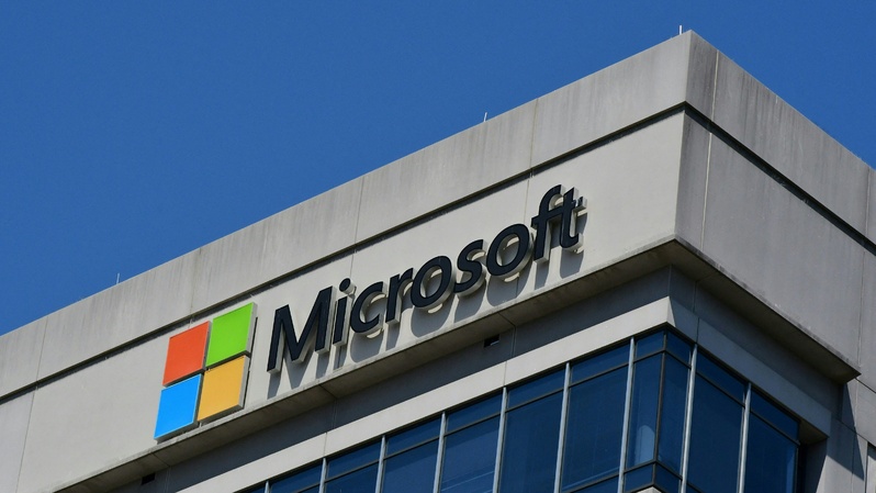 Logo Microsoft terpampang pada sebuah gedung di Chevy Chase, Maryland, Amerika Serikat (AS). (FOTO: EVA HAMBACH / AFP)