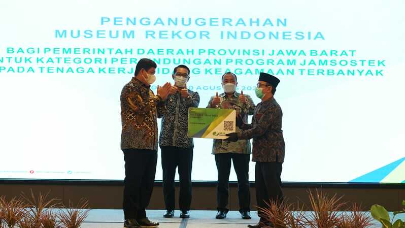 Penyerahaan Penghargaan Museum Rekor Indonesia (Muri) kepada BPJamsostek di Bandung, Selasa (31/8/2021).