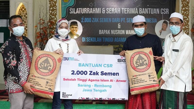 PT Semen Indonesia Tbk (SIG) melalui program SIG Peduli menyalurkan bantuan 2.000 sak semen untuk pembangunan STAI Al-Anwar, Rembang, Jawa Tengah. (ist)