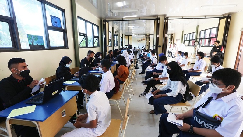 Tenaga kesehatan menyuntikkan vaksin Covid -19 kepada siswa SMP di Gebyar Vaksinasi Pelajar Kota Depok (Ge-SIP) di SMPN 25, Depok, Jawa Barat. Foto ilustrasi: Beritasatu Photo/Uthan AR