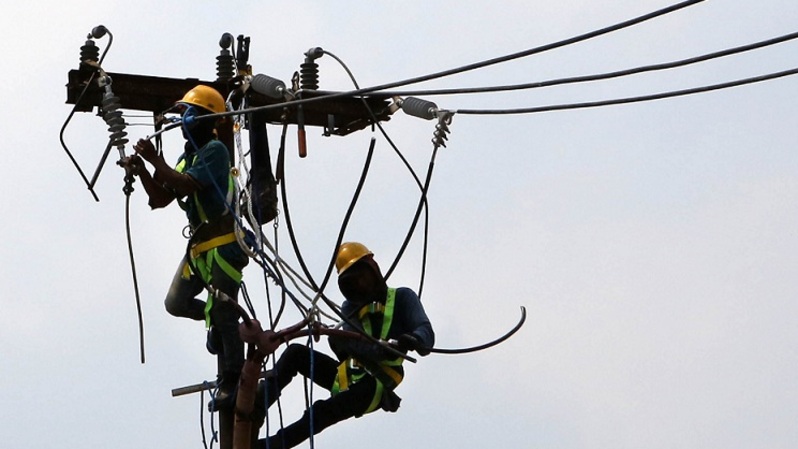 Petugas PLN melakukan perawatan jaringan listrik. Foto ilustrasi:  Beritasatu Photo/Uthan AR 