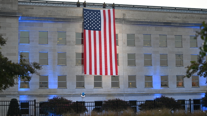 Bendera nasional Amerika Serikat digantung di sisi gedung Pentagon untuk memperingati 20 tahun serangan 9/11, pada 11 September 2021, di Washington, DC.  ( Foto: SAUL LOEB / AFP )