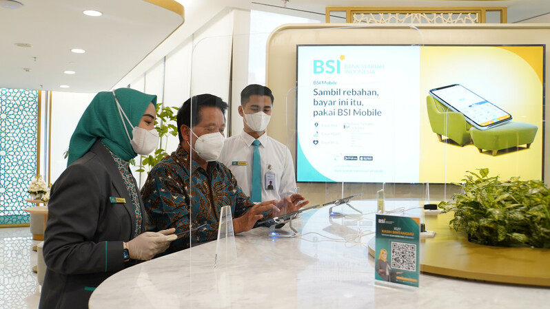 Direktur Utama PT Bank Syariah Indonesia Tbk (BSI) Hery Gunardi (tengah) saat meresmikan kantor cabang digital di Gedung The Tower Jakarta, belum lama ini. 