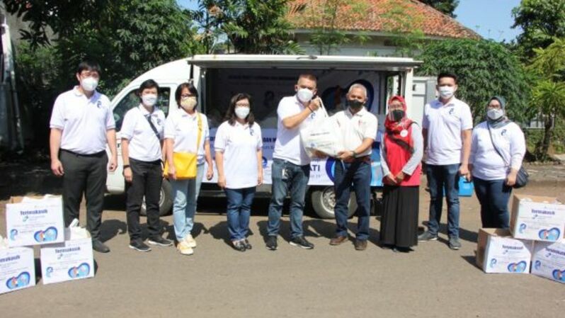 VP  Human Capital Centratama Group Michael Loebis secara simbolis menyerahkan bantuan 10.800 paket makanan siap santap dan 1.200 paket sembako dalam rangka HUT  Centratama Group kedelapan di Manggarai, Jakarta Selatan, belum lama ini. (ist)