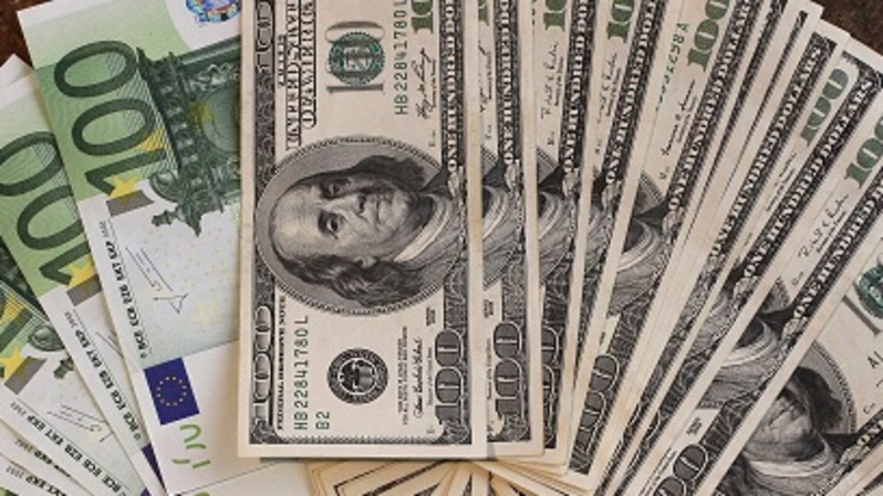 Uang kertas dolar Amerika Serikat (AS) dan euro. ( Foto ilustrasi: AFP )