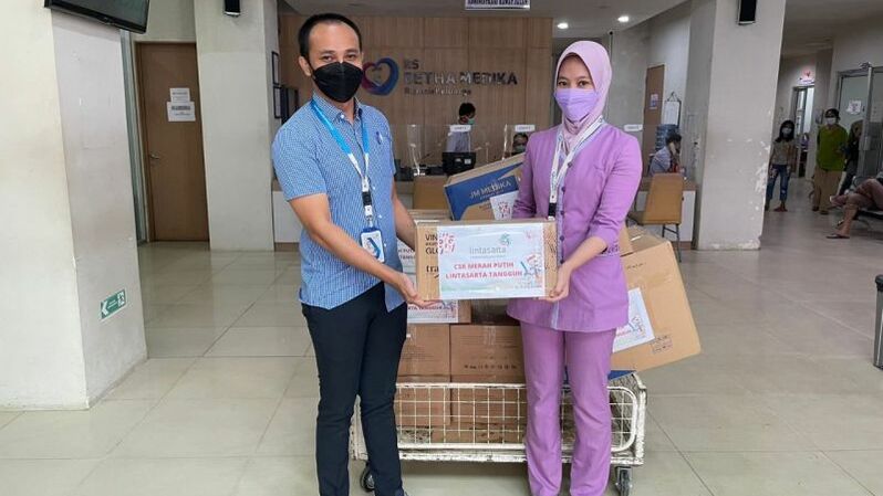 Penyerahan donasi Alkes Lintasarta kepada RS Betha Medika Sukabumi dalam rangka CSR Merah Putih Lintasarta Tangguh