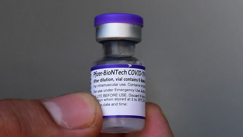 Botol vaksin Covid-9 buatan Pfizer. ( Foto: FREDERIC J. BROWN / AFP )