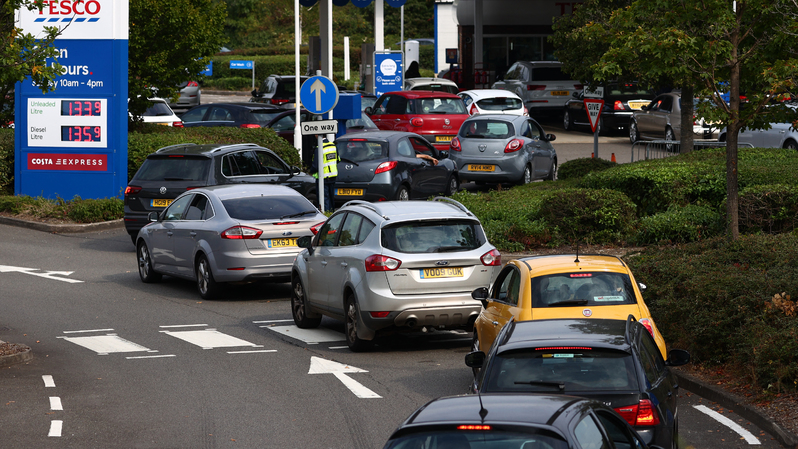 Antrean kendaraan di untuk mengisi BBM di SPBU Tesco, di Camberley, sebelah barat London, Inggris pada 26 September 2021. ( Foto: ADRIAN DENNIS / AFP )
