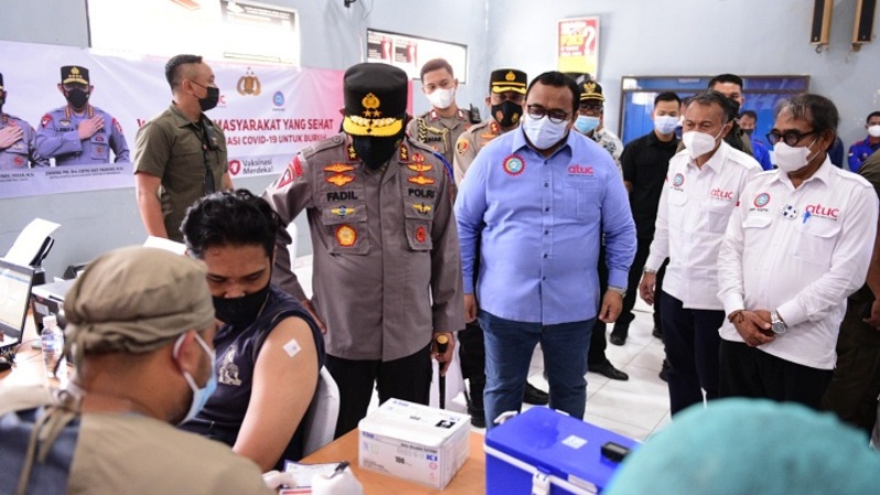 Vaksinasi massal untuk para buruh digelar di Dewan Pimpinan Cabang KSPSI Bekasi, Jawa Barat, Senin (27/9). 