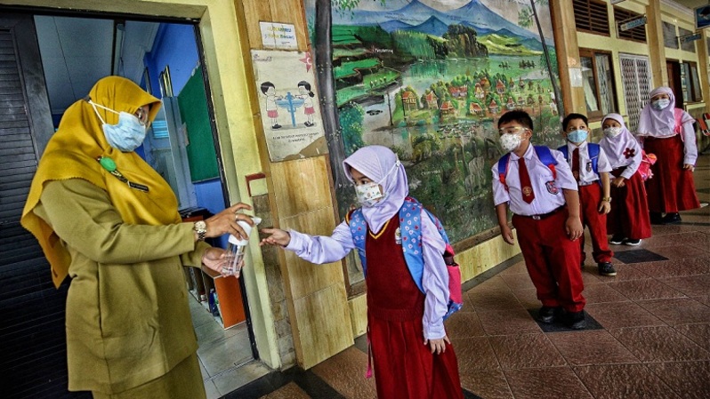 Sejumlah siswa mengikuti kegiatan Pembelajaran Tatap Muka (PTM) di SDN Anyelir 1, Depok, Jawa Barat.  Foto ilustrasi: BeritaSatuPhoto/Joanito De Saojoao